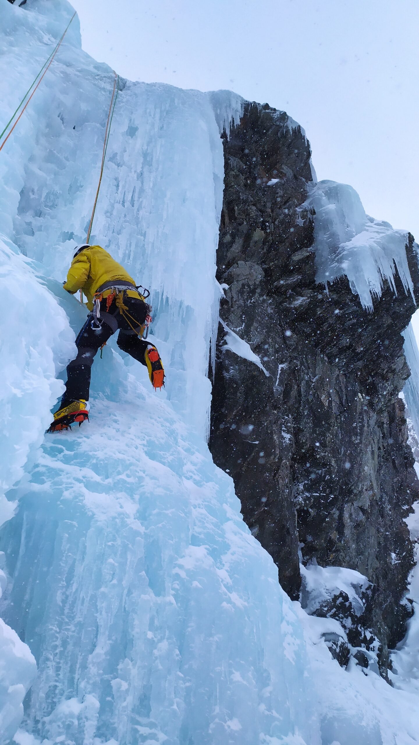 curso de iniciación a la escalada en hielo con guía de montaña6