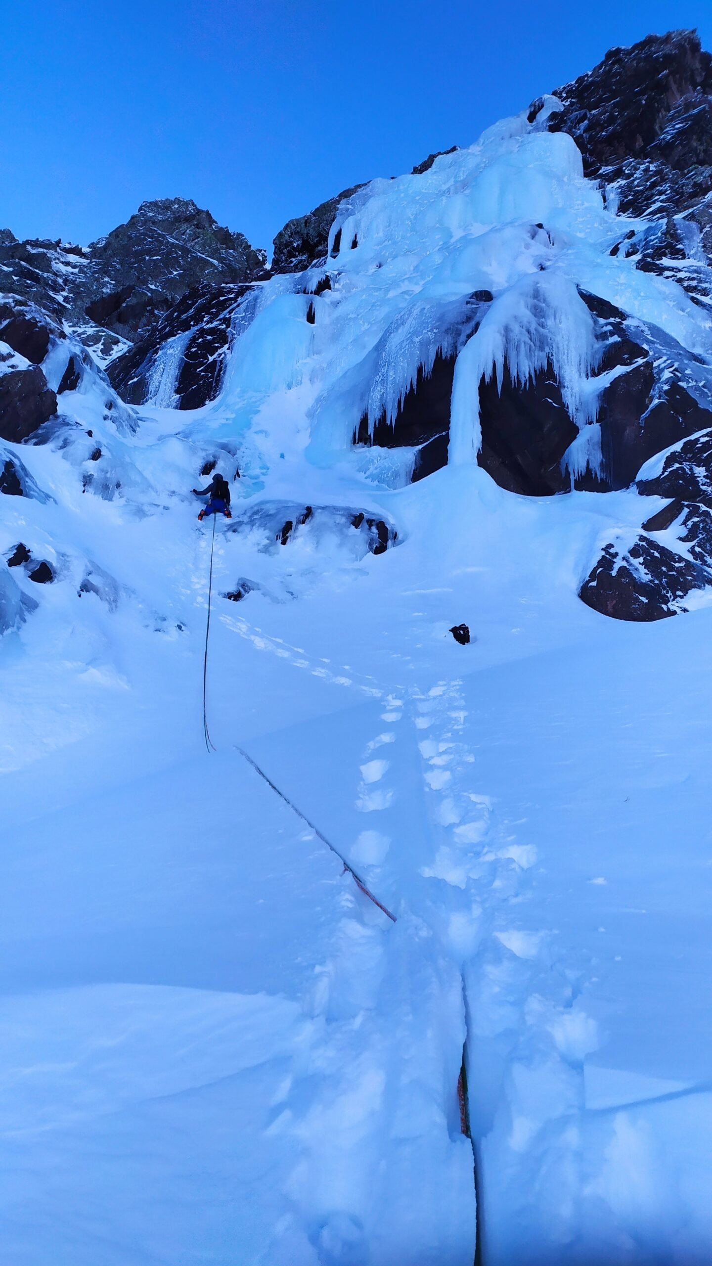 curso de iniciación a la escalada en hielo con guía de montaña7