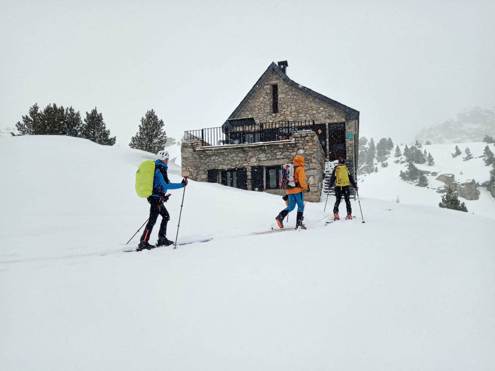 refugio de amitges carros de foc con esquís2