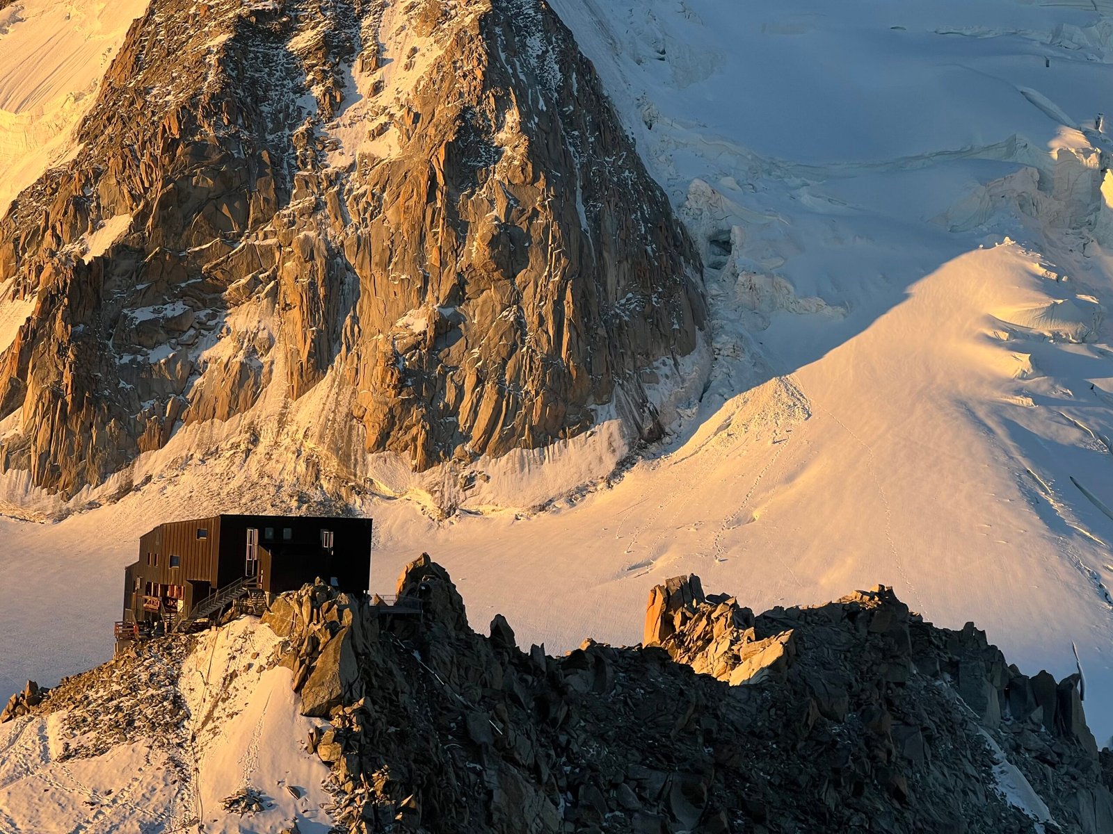 refugio de cosmiques y mont blanc du tacul